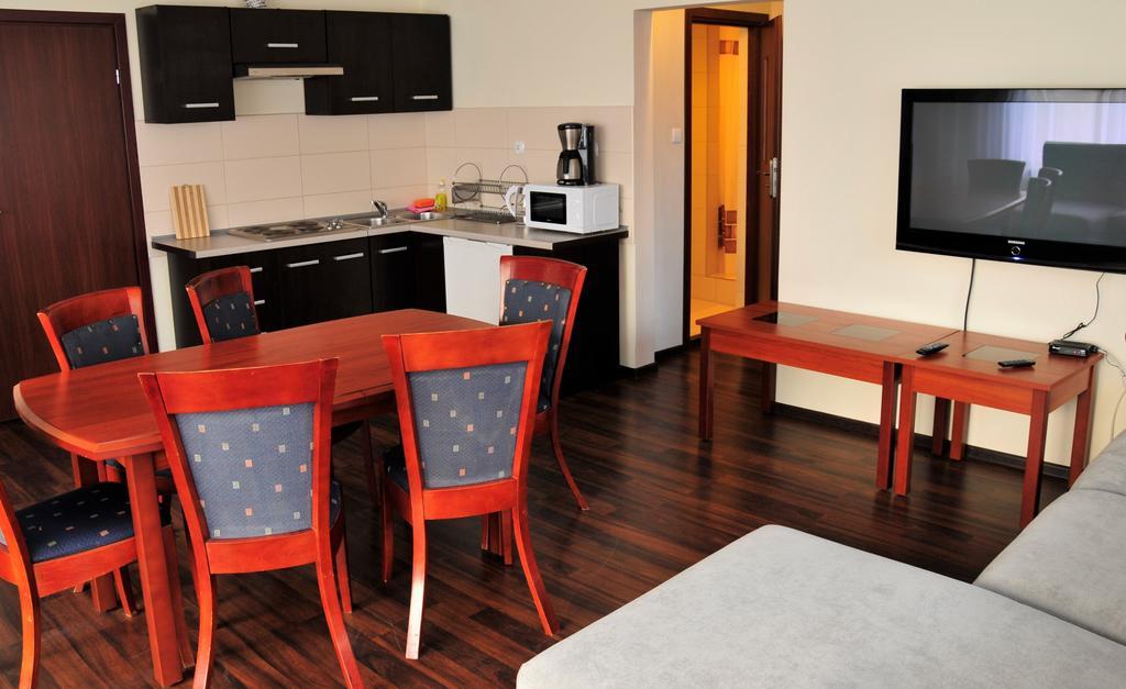 Apartamenty I Pokoje Przy Parku Jelenia Gora Ruang foto